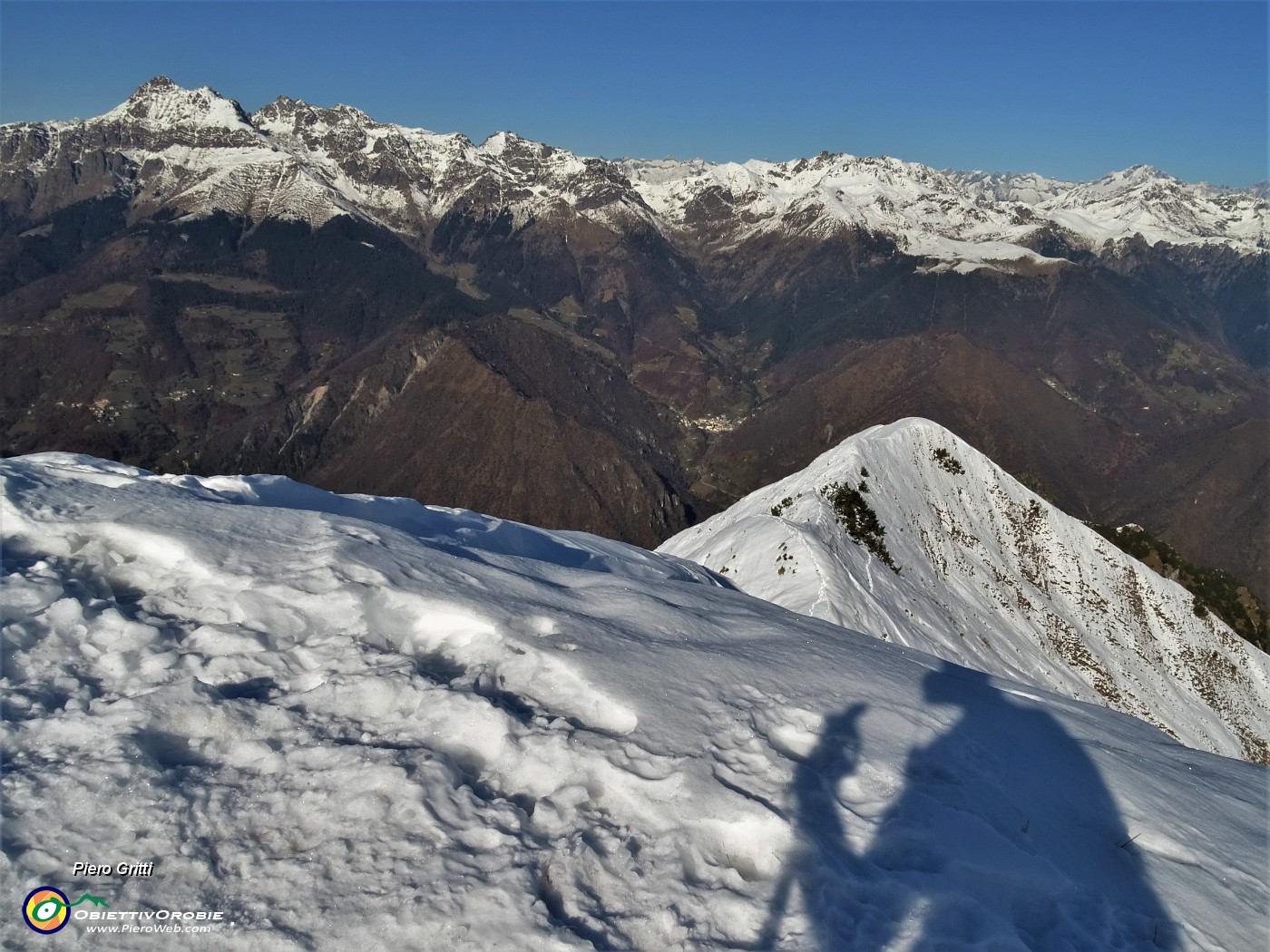 44 Vista panoramica verso le Orobie, dal Tre Signori a sx al Fioraro a dx, visibile in basso a dx il sentiero che sale da Valtorta.JPG